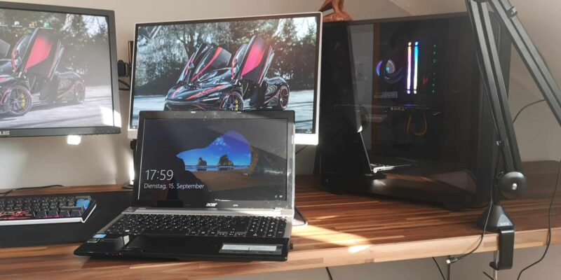 Laptop-Besides-Modern-Gaming-PC-2048x1024