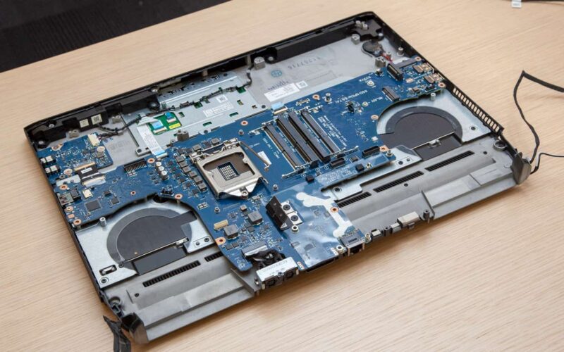 TomsHardware Alienware AREA-51M Dissecting